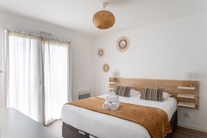 Tabla de planchar con plancha, wifi gratis y ropa de cama 