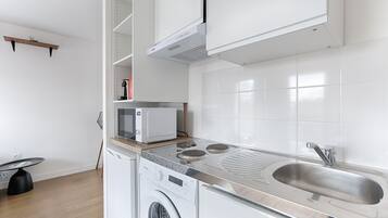 Kylskåp, mikrovågsugn, ugn och diskmaskin