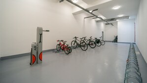 Ein großzügiger Innenbereich mit Fahrrädern, die an den Wänden lehnen, und einer großen Luftfilteranlage.