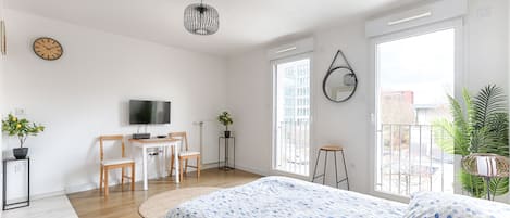 Iron/ironing board, free WiFi, bed sheets