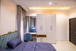 Habitació Comfort, balcó, vistes a la ciutat | Escriptori, espai de treball apte per a portàtils i cortines opaques 