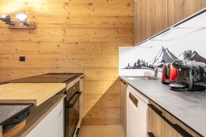 Fridge, oven, dishwasher, coffee/tea maker