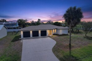 Exterior - POOL Home/Remodeled/Quiet Neighborhood/10 min to BEACH & next to PICKLEBALL/PARK (Englewood)