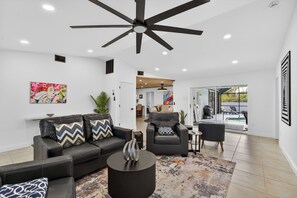 Interior - POOL Home/Remodeled/Quiet Neighborhood/10 min to BEACH & next to PICKLEBALL/PARK (Englewood)