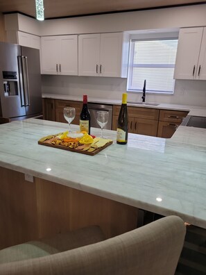 Fridge, microwave, oven, stovetop - POOL Home/Remodeled/Quiet Neighborhood/10 min to BEACH & next to PICKLEBALL/PARK (Englewood)