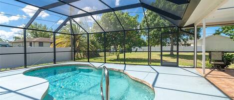 Una piscina techada, una piscina al aire libre