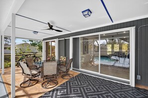 Outdoor dining - POOL Home/Remodeled/Quiet Neighborhood/10 min to BEACH & next to PICKLEBALL/PARK (Englewood)