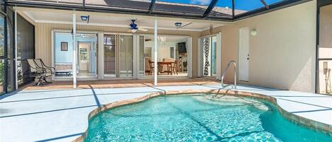 Innendørsbasseng og utendørsbasseng