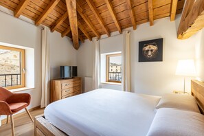 Tabla de planchar con plancha, wifi gratis y ropa de cama 