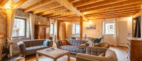TV, fireplace, DVD player, stereo