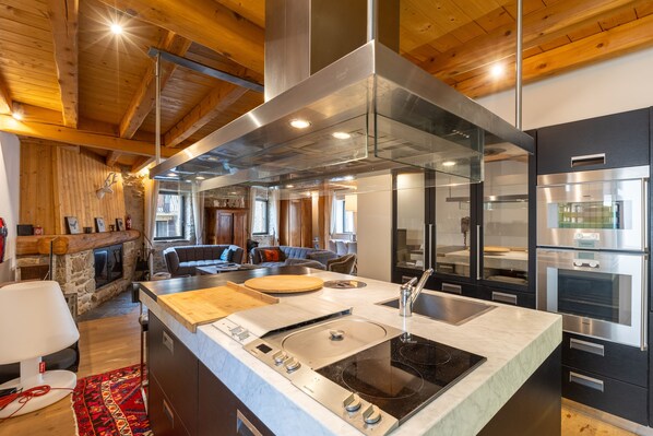 Refrigerador, microondas, horno y lavavajillas 