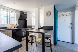 Een koelkast, een microgolfoven, een oven, een vaatwasser