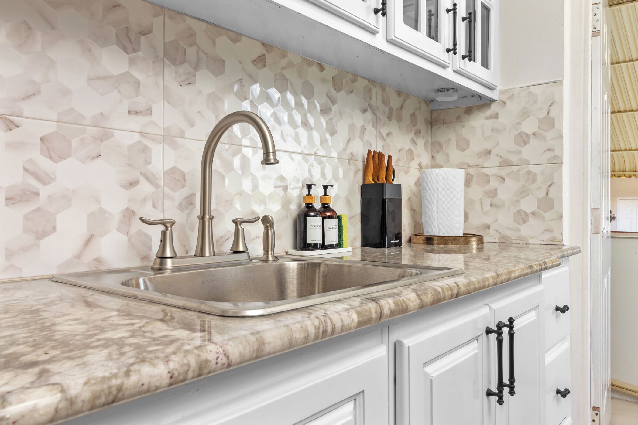 Room | Private kitchen | Full-size fridge, coffee/tea maker, toaster, blender