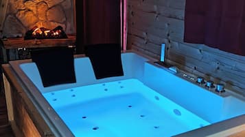Indoor spa tub
