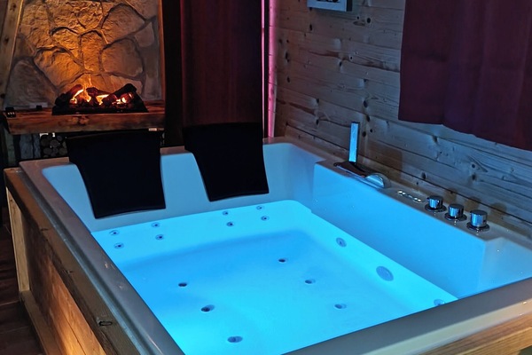Indoor spa tub