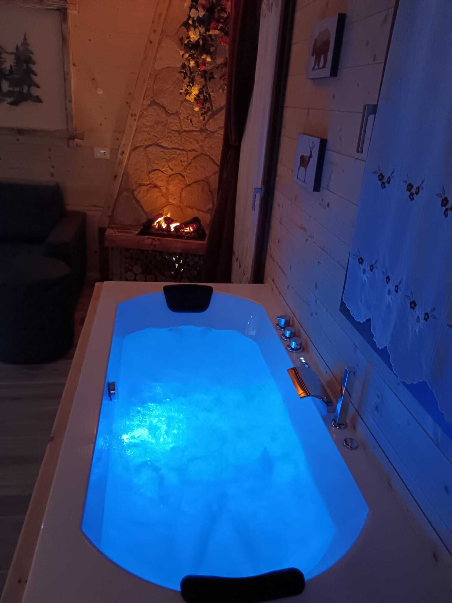 Bañera de hidromasaje cubierta