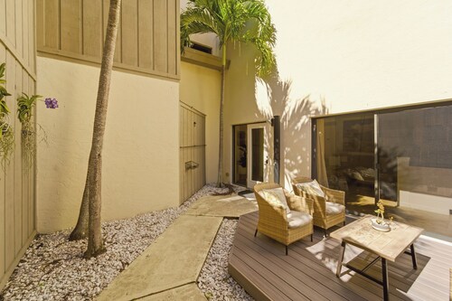 NEW! Private Cozy Escape, Walk to Beach, Comm Pool