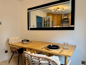 Dining - Modern 2 bedroom House! Close to Luton Town Centre (Luton)