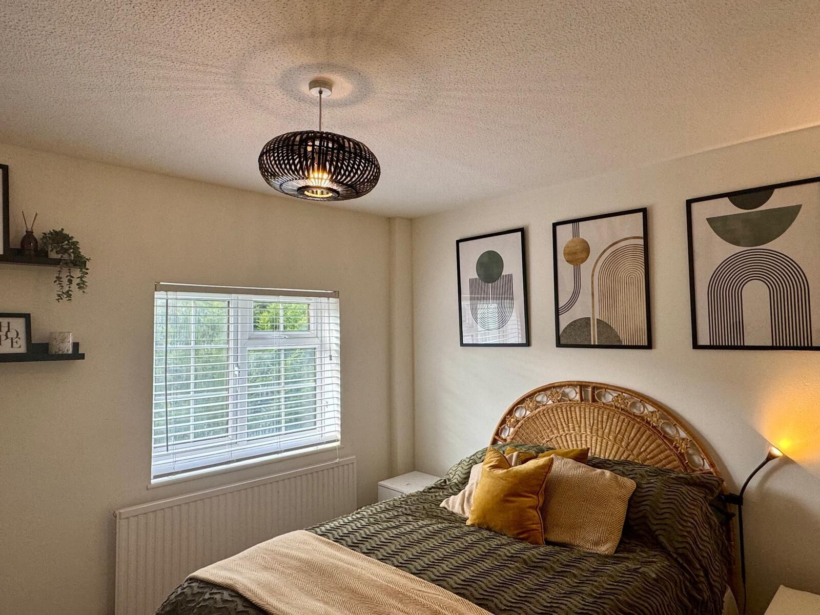 2 soverom, skrivebord, strykejern/-brett og wi-fi (inkludert)