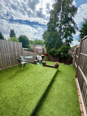 Outdoor dining - Modern 2 bedroom House! Close to Luton Town Centre (Luton)