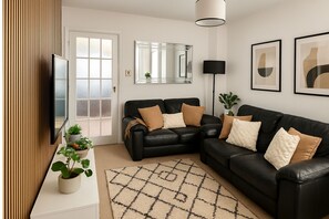 Smart TV - Modern 2 bedroom House! Close to Luton Town Centre (Luton)