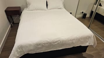 Bügeleisen/Bügelbrett, Internetzugang, Bettwäsche