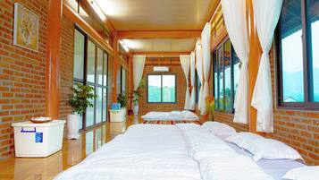 Felles sovesal – familie, flere senger, hageutsikt | Sengetøy av topp kvalitet, dundyner og memory foam-senger