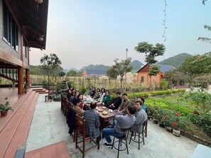 Outdoor dining - Thung Din Homestay (Nho Quan)