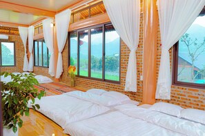 Dormitorio compartido familiar, varias camas, vista al jardín | Ropa de cama de alta calidad, edredón y camas con efecto memoria 