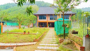 Felles sovesal – familie, flere senger, hageutsikt | Hageutsikt