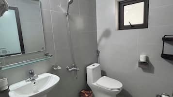 Een douche, een hydromassagedouche, gratis toiletartikelen