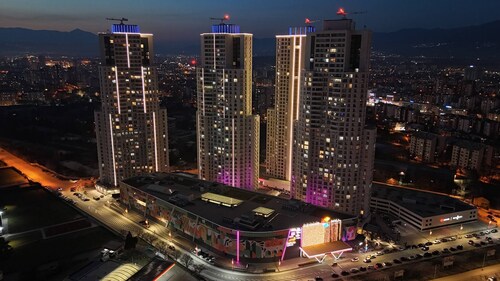 Luxury 19th Floor Condo With Pool, Gym & City View