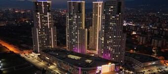 Luxury 19th Floor Condo With Pool, Gym & City View