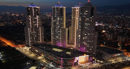Luxury 19th Floor Condo With Pool, Gym & City View