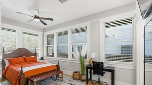 Une chambre à coucher avec un lit, un bureau et une chaise.