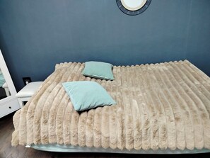 3 bedrooms, iron/ironing board, free WiFi, bed sheets - Brilliant 3-bedroom apartment with AC in vibrant Belgrade (Belgrade)