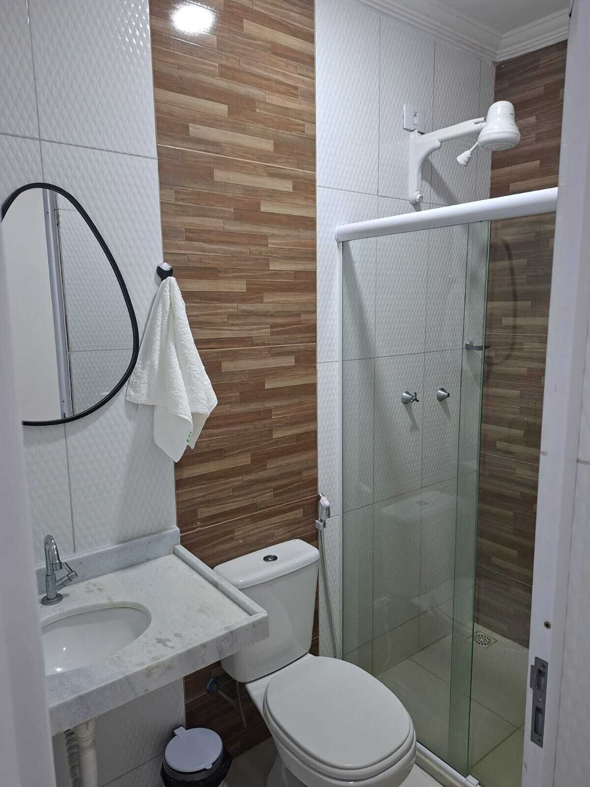Habitación clásica con 2 camas individuales | Baño | Ducha, secador de pelo, toallas y jabón