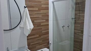 Habitación clásica con 2 camas individuales | Baño | Ducha, secador de pelo, toallas y jabón