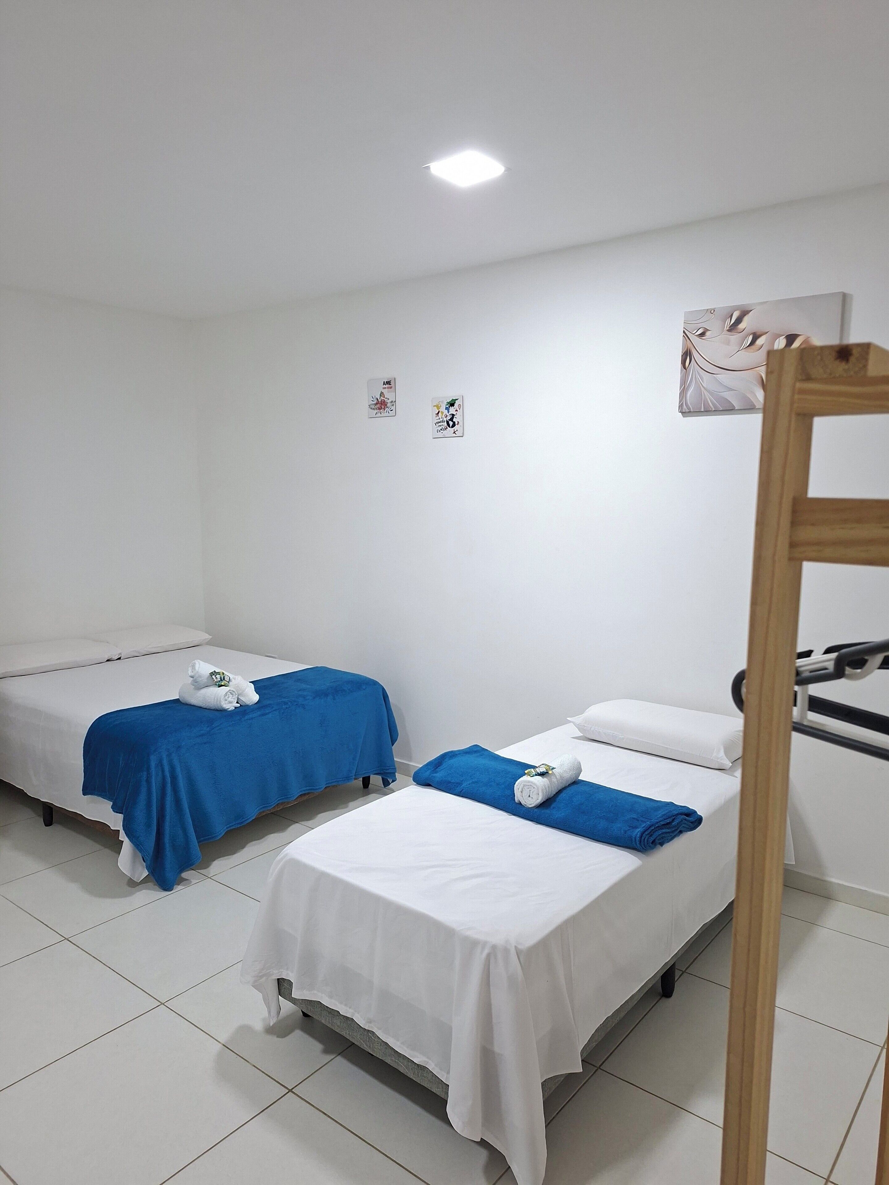 Quarto triplo clássico | Wi-Fi de cortesia, roupa de cama