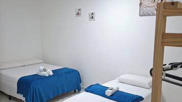 Quarto triplo clássico | Wi-Fi de cortesia, roupa de cama