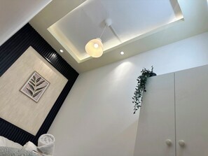 Economy Double Room, Balcony, City View | Meja, ruang kerja komputer riba, seterika/papan seterika, Wi-fi percuma 