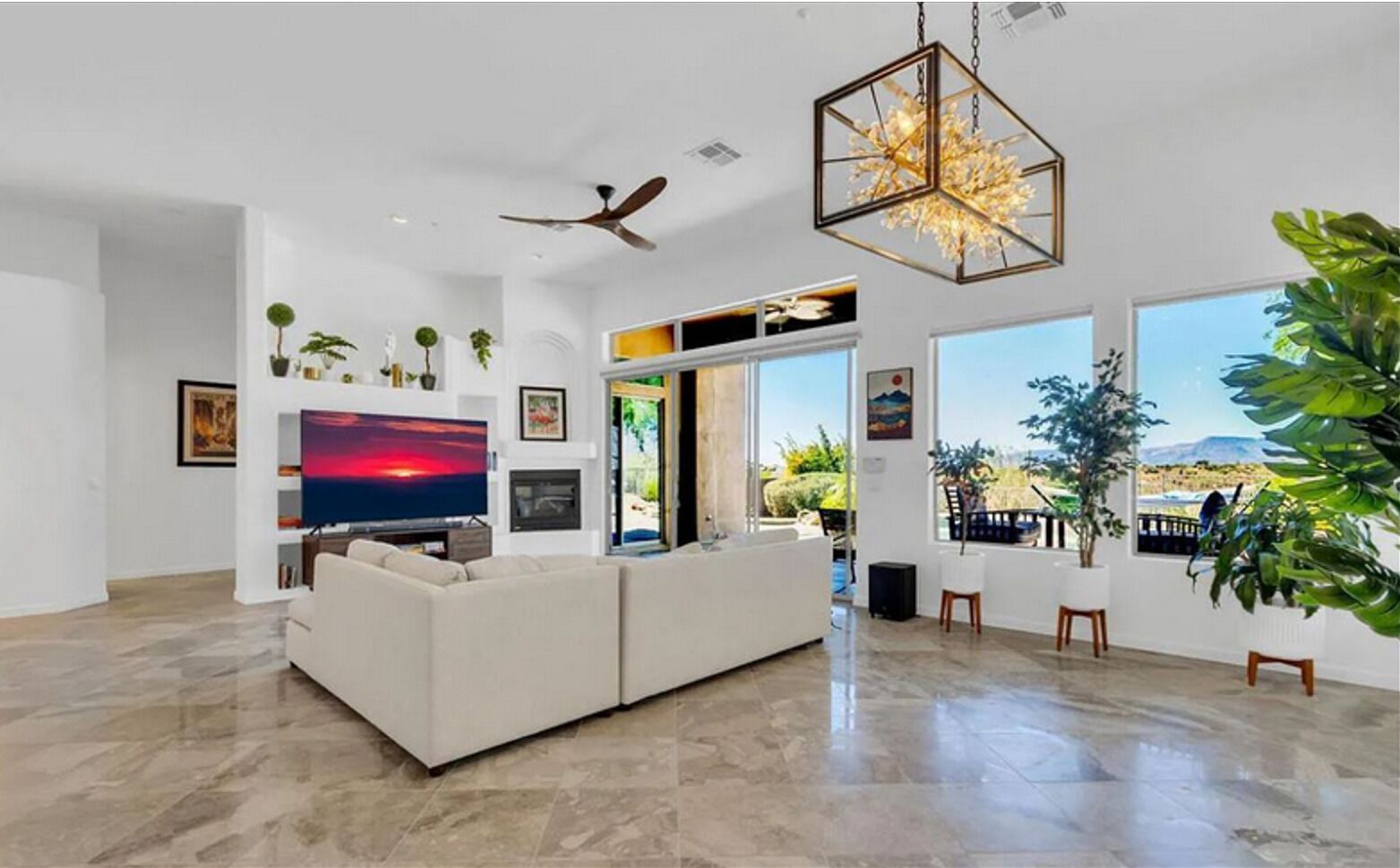 Een televisie en een open haard