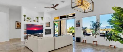 Een televisie en een open haard