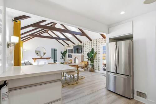 Bel Air Very Private and Comfy Home with Jacuzzi