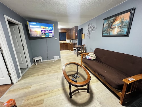 Adorable 2-bedroom house with AC