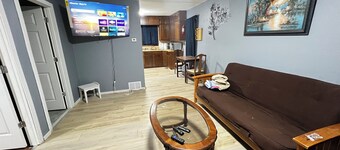 Adorable 2-bedroom house with AC