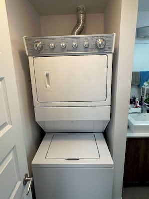 Interior - Spacious Downtown 1 bedroom condo with Gym, Walk to Old Port (Montréal)