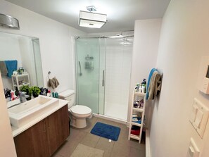 Hair dryer, towels, soap, toilet paper - Spacious Downtown 1 bedroom condo with Gym, Walk to Old Port (Montréal)