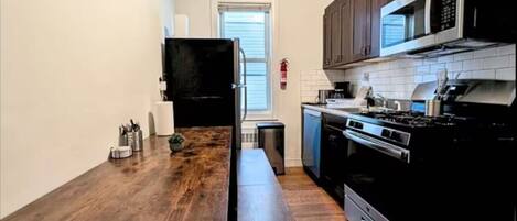 Frigorífico, microondas, horno y placa de cocina