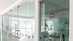A modern hotel corridor with glass doors, a sign indicating a restaurant, and a clean, tiled floor. - Flat 1Qt na Praia dos Carneiros-SH139 (Tamandaré)